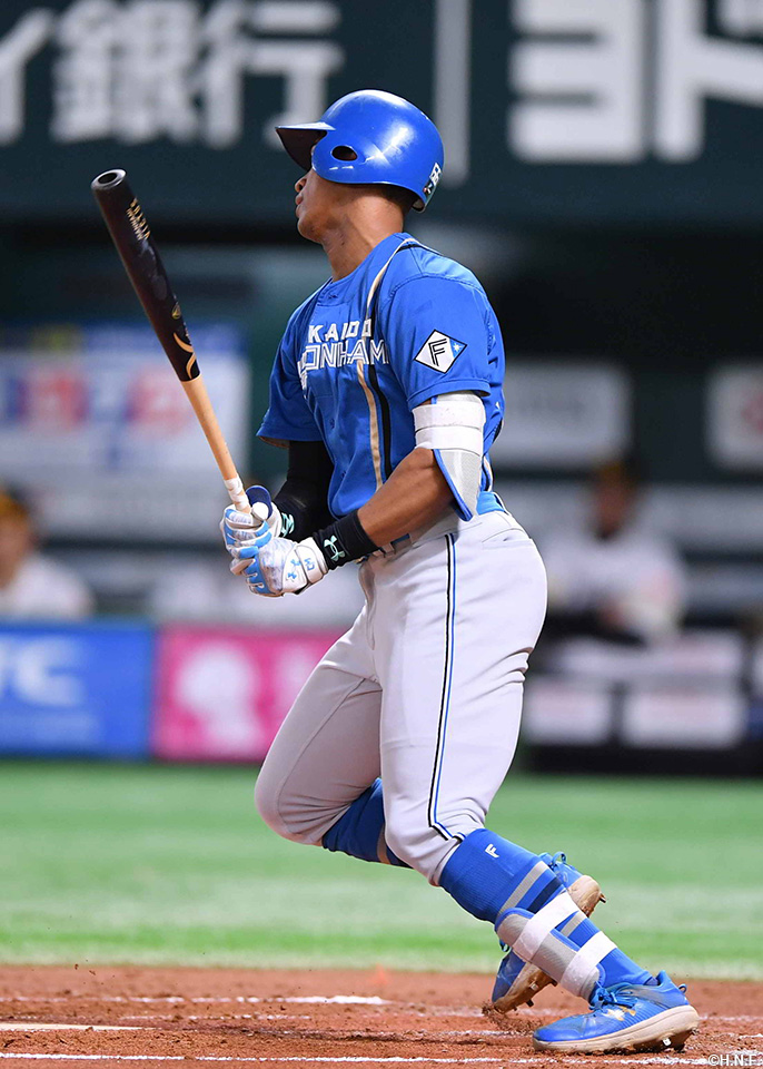 2回表、ライトへヒットを放つ万波選手
