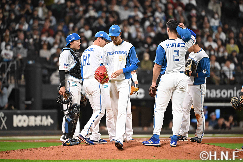 5回表、降板する福島投手