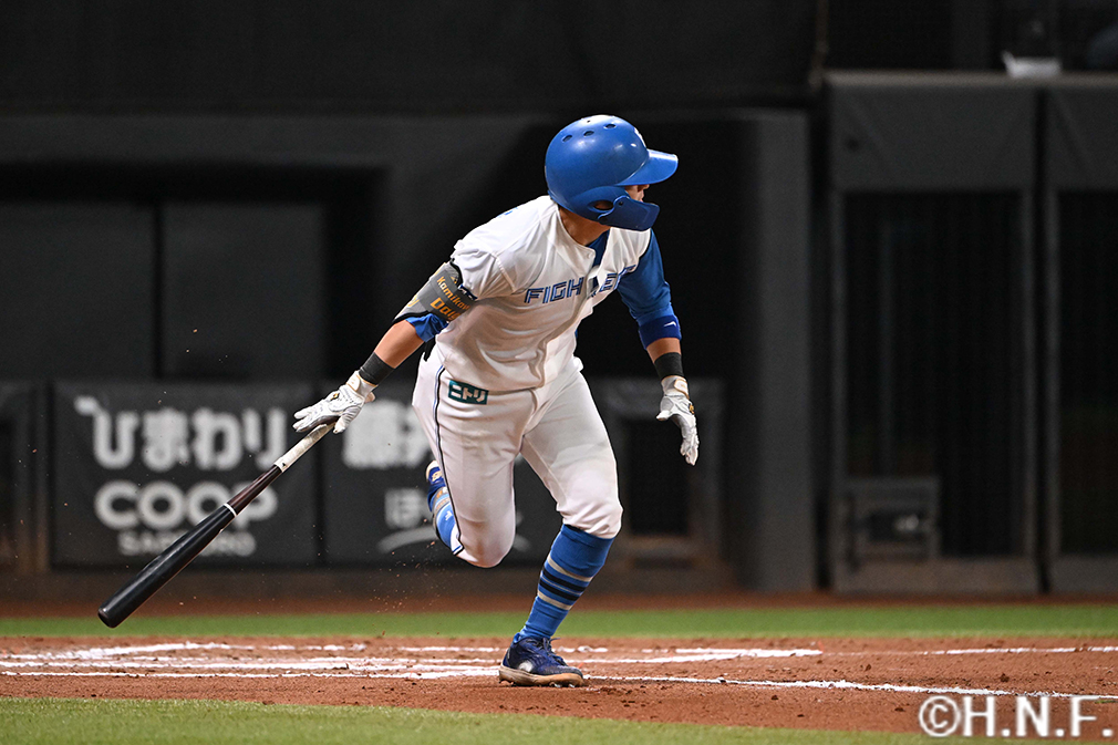 6回裏、レフトへヒットを放つ上川畑選手01