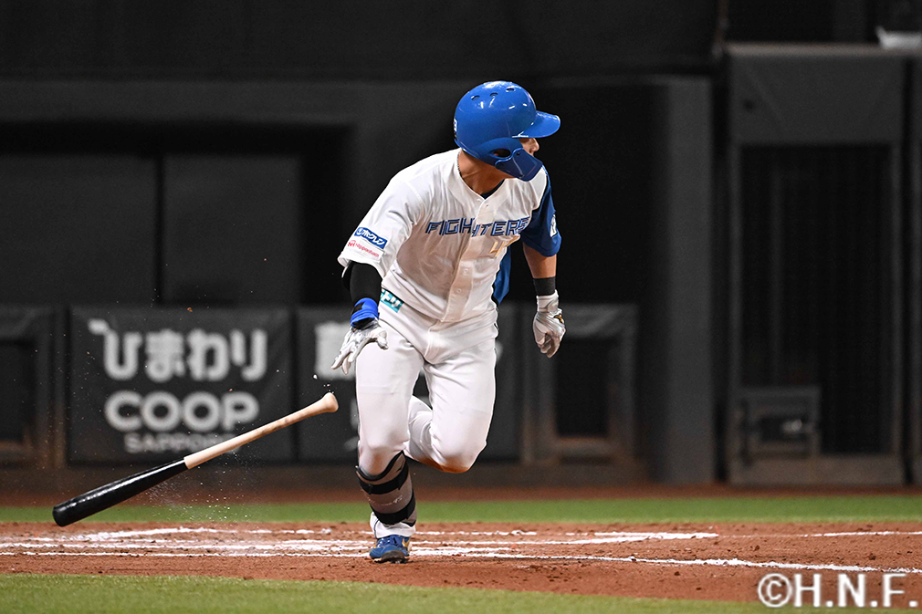 6回裏、レフトへ二塁打を放つ水野選手01
