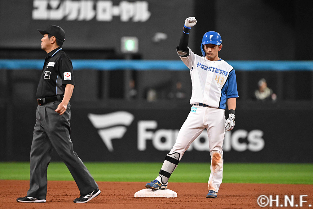 6回裏、レフトへ二塁打を放つ水野選手02