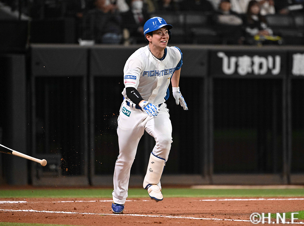 6回裏、ライトへ同点となる2点適時打を放つ松本剛選手