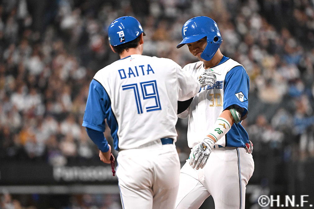 6回裏、ライトへヒットを放った郡司選手