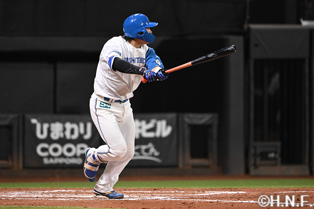 6回裏、レフトへ3点適時二塁打を放つ田宮選手01