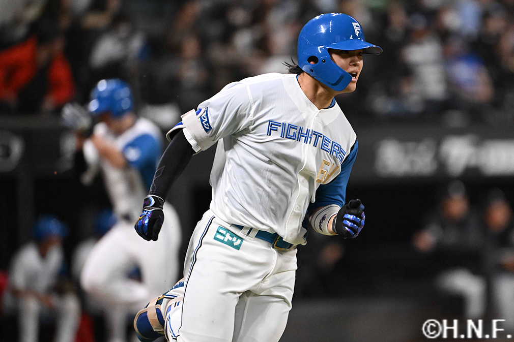 6回裏、レフトへ3点適時二塁打を放つ田宮選手02