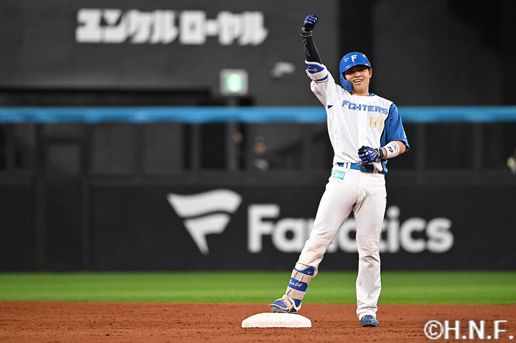 6回裏、レフトへ3点適時二塁打を放つ田宮選手03