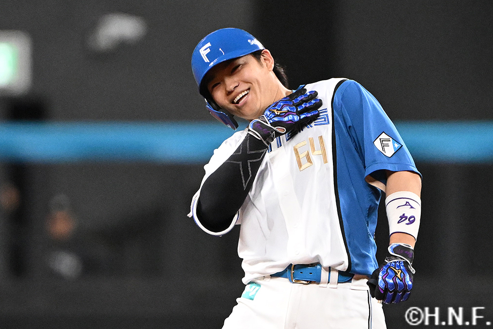 6回裏、レフトへ3点適時二塁打を放つ田宮選手04