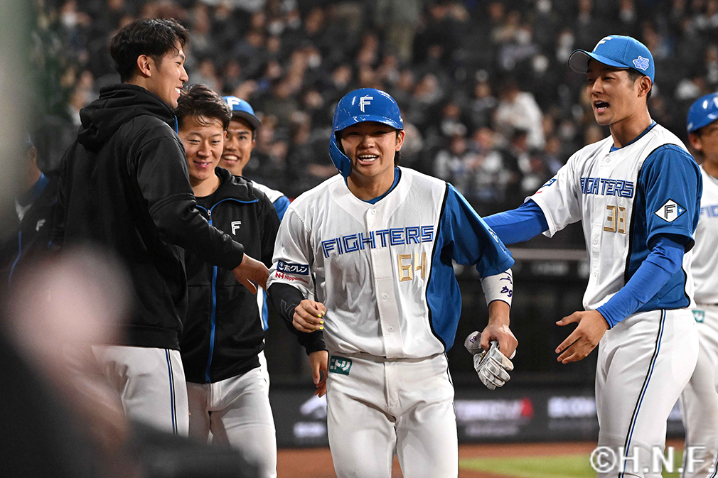 6回裏、レフトへ3点適時二塁打を放つ田宮選手05