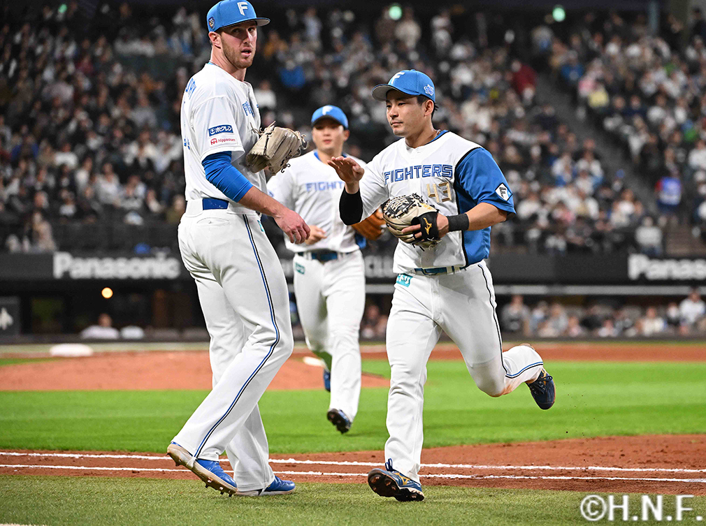 7回表を抑えたマーフィー投手と水野選手