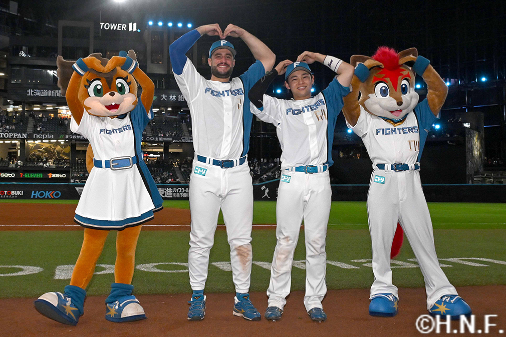 ヒーローのマルティネス選手、田宮選手01