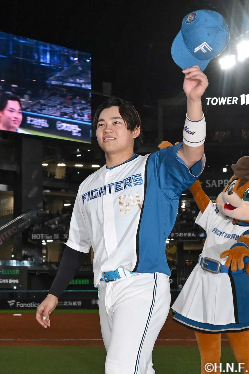 ファンに手を振る田宮選手