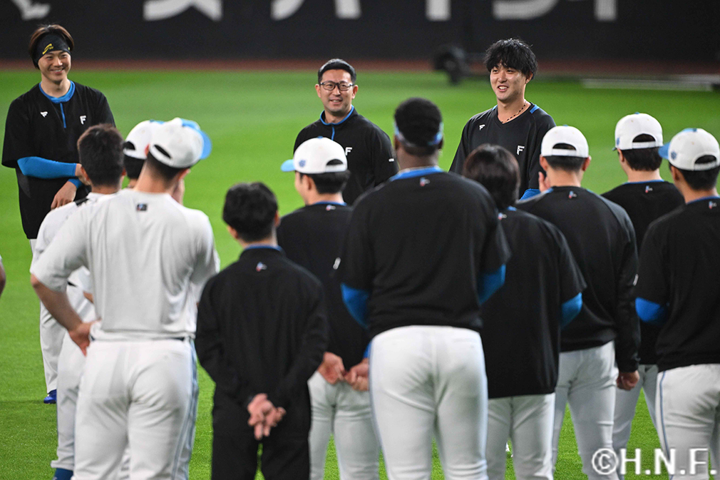 練習前に挨拶をする柳川投手