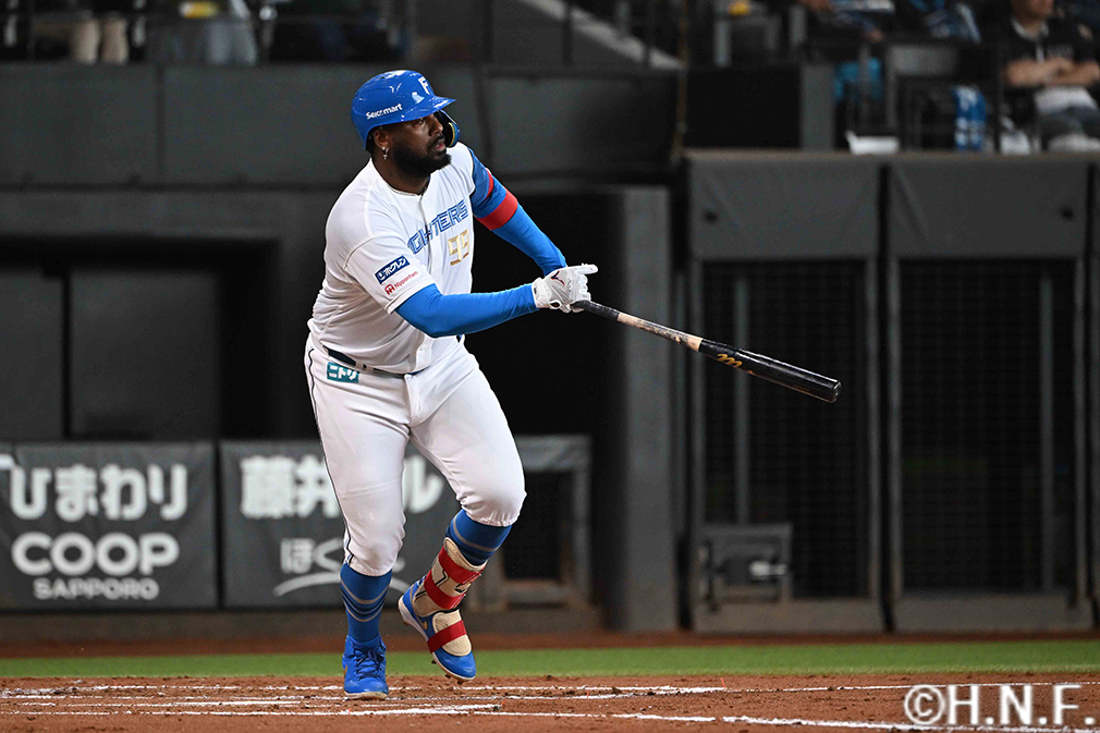 3回裏、センターへヒットを放つレイエス選手