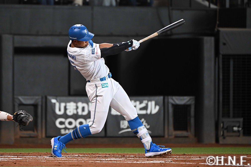 3回裏、レフトへ先制適時打を放つ万波選手01
