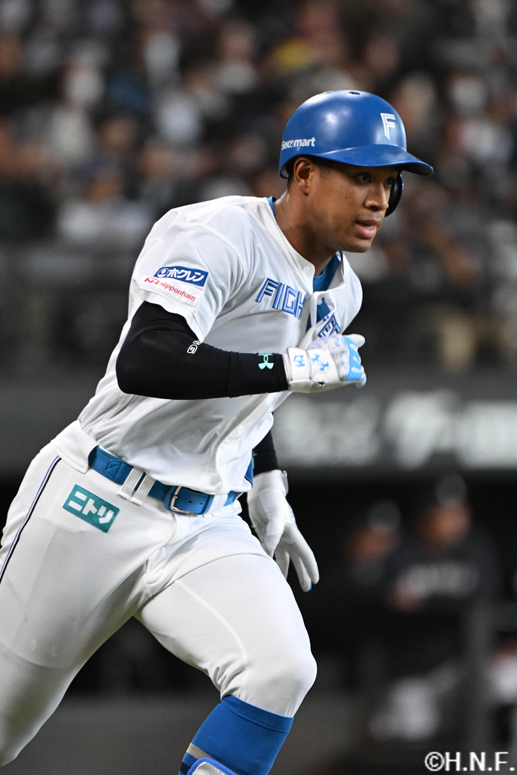 3回裏、レフトへ先制適時打を放つ万波選手02
