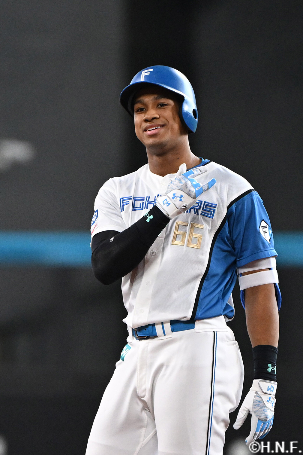 3回裏、レフトへ先制適時打を放つ万波選手03