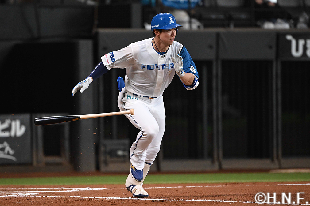 6回裏、ライトへヒットを放つ松本剛選手