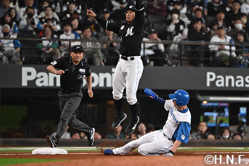 6回裏、盗塁をきめる松本剛選手