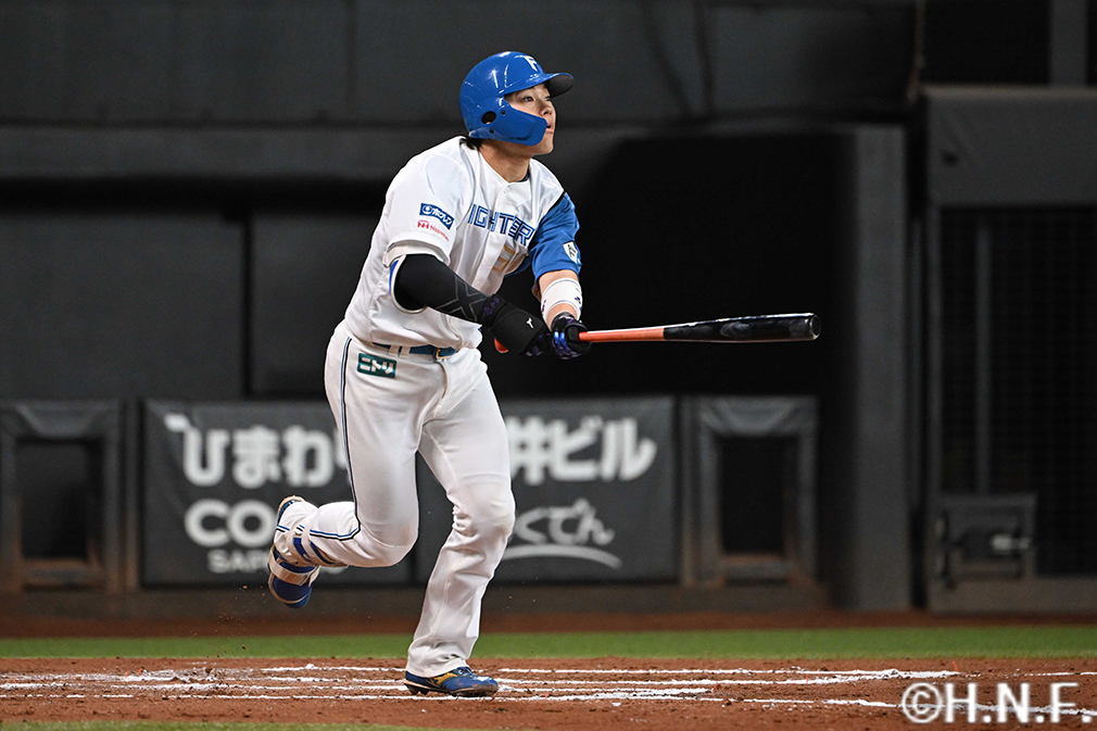 6回裏、ライトへ犠牲フライを放つ田宮選手01