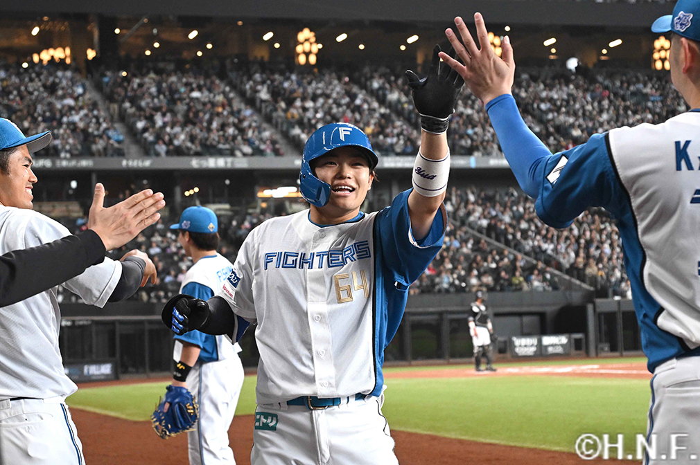 6回裏、ライトへ犠牲フライを放つ田宮選手02