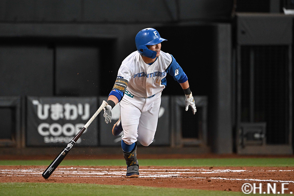 7回裏、ライトへヒットを放つ上川畑選手