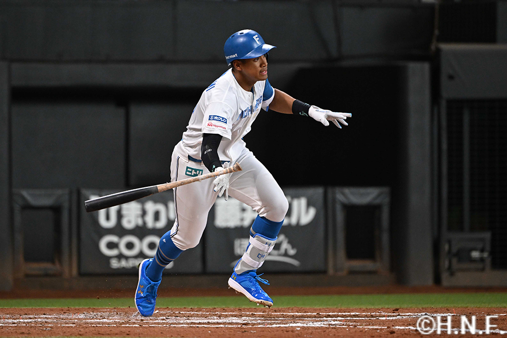 7回裏、ライトへ適時打を放つ万波選手01