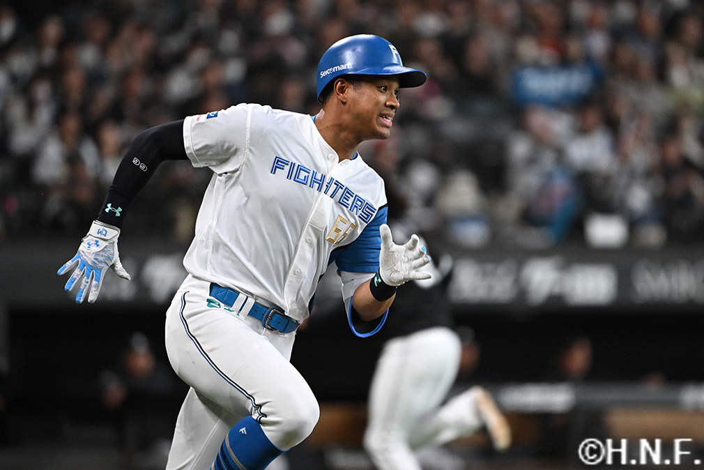 7回裏、ライトへ適時打を放つ万波選手02