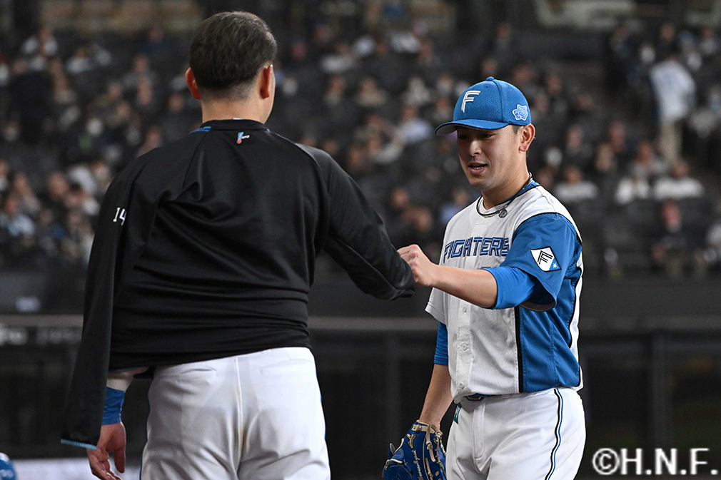 8回表を抑えた河野投手