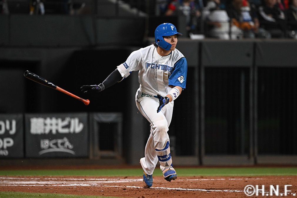 8回裏、ライトへヒットを放つ田宮選手
