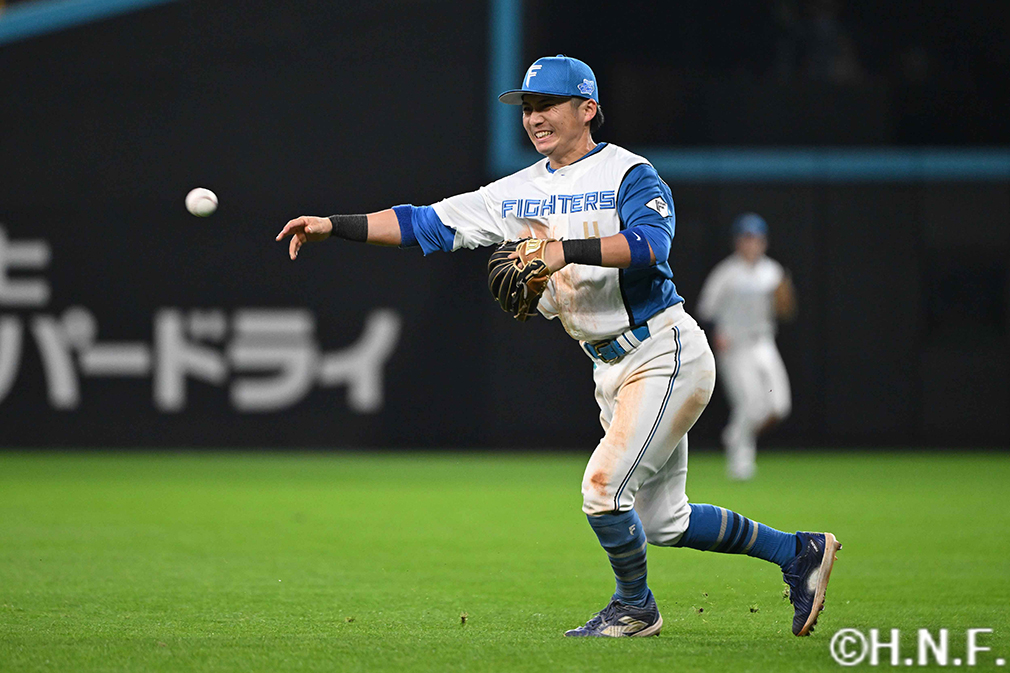 9回表、好守を見せる上川畑選手