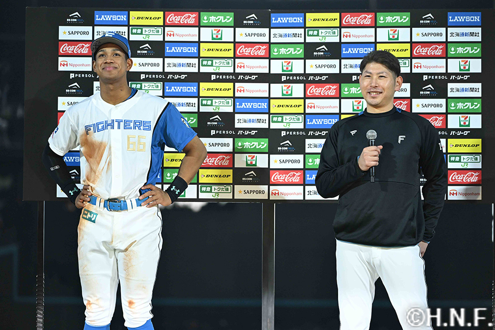 ヒーローの万波選手、加藤貴投手