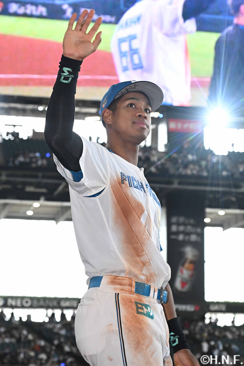 ファンに手を振る万波選手