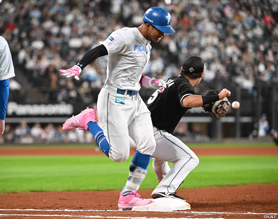 4回裏、適時内野安打を放った万波選手