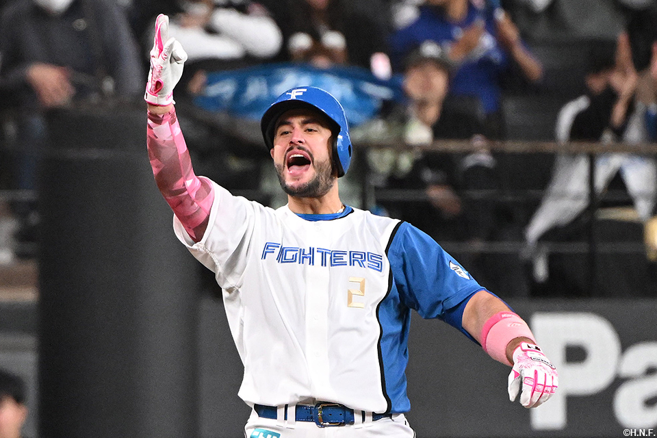 9回裏、適時三塁打を放つマルティネス選手03