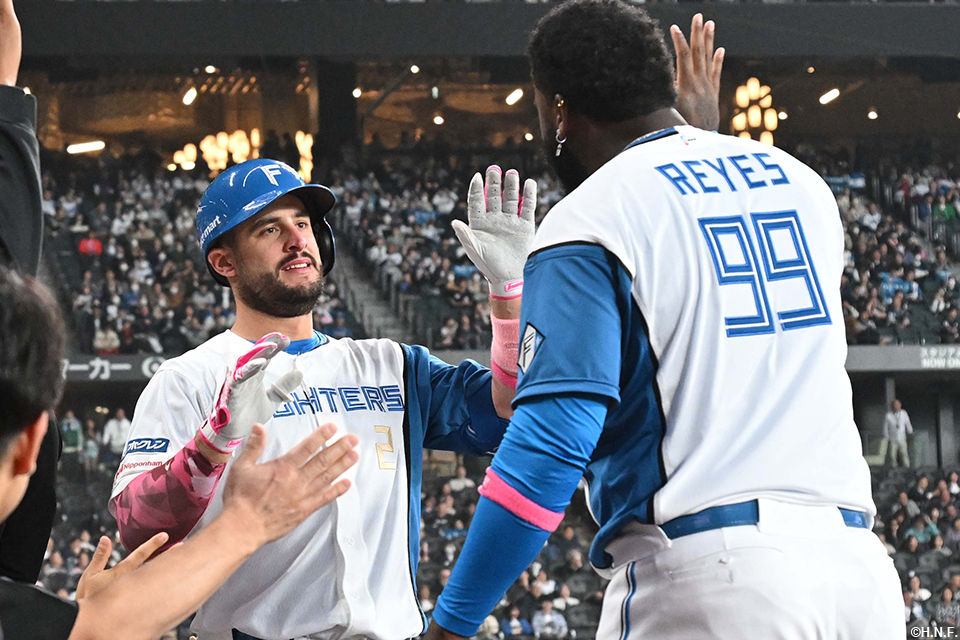 9回裏、適時三塁打を放つマルティネス選手04