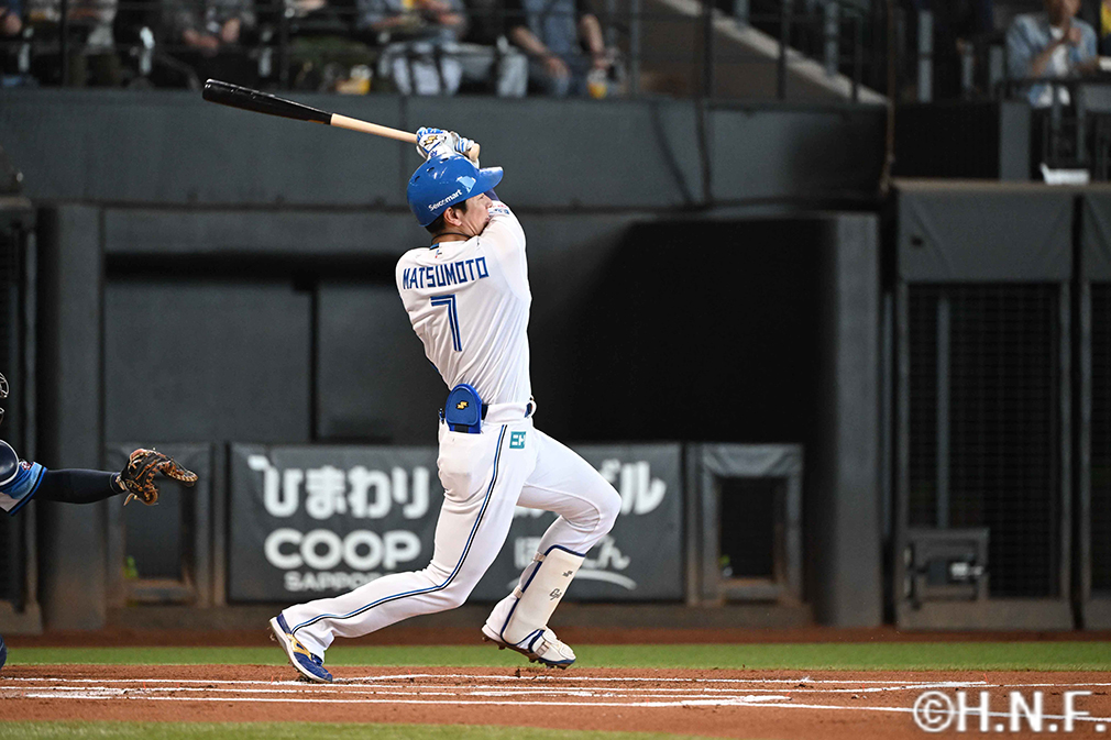 1回裏、レフトへヒットを放つ松本剛選手