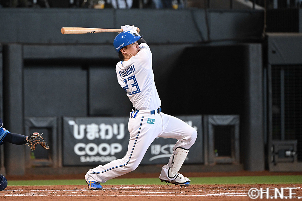 2回裏、ライトへ先制適時打を放つ伏見選手01