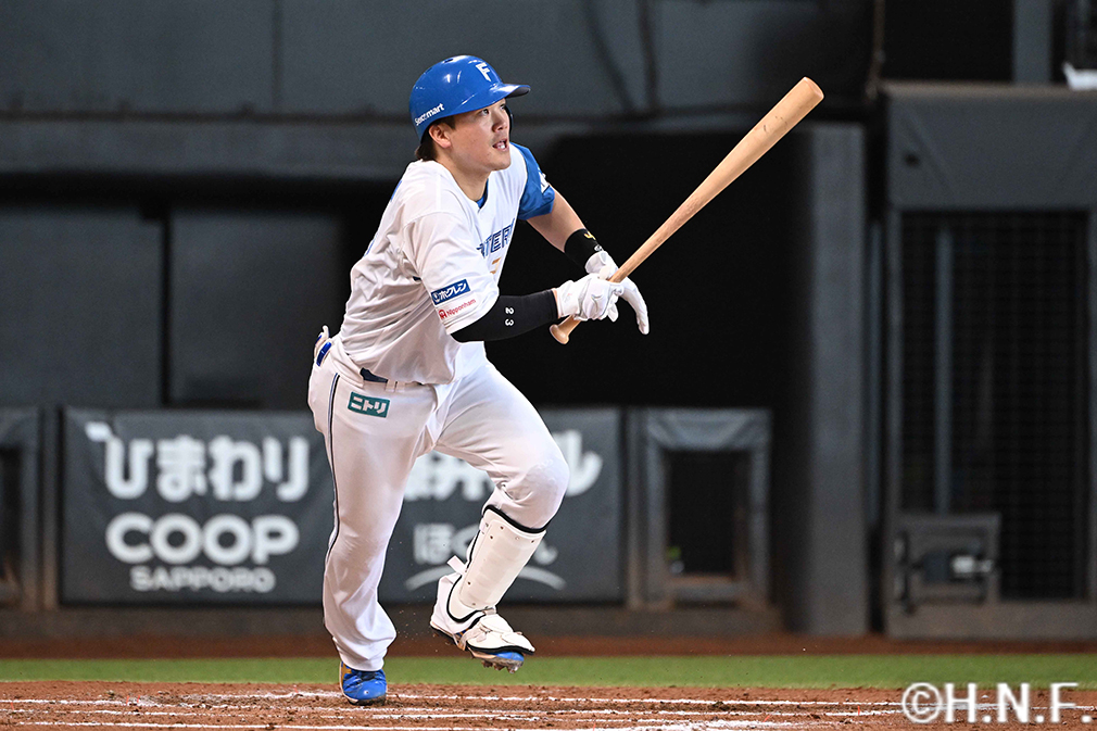 2回裏、ライトへ先制適時打を放つ伏見選手02