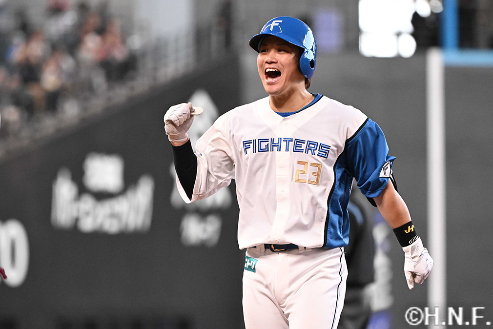 2回裏、ライトへ先制適時打を放つ伏見選手03