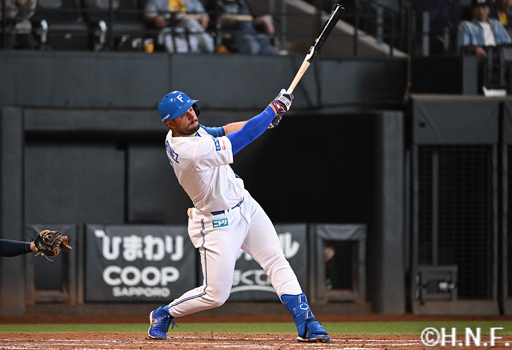 3回裏、ライトへ適時三塁打を放つマルティネス選手01