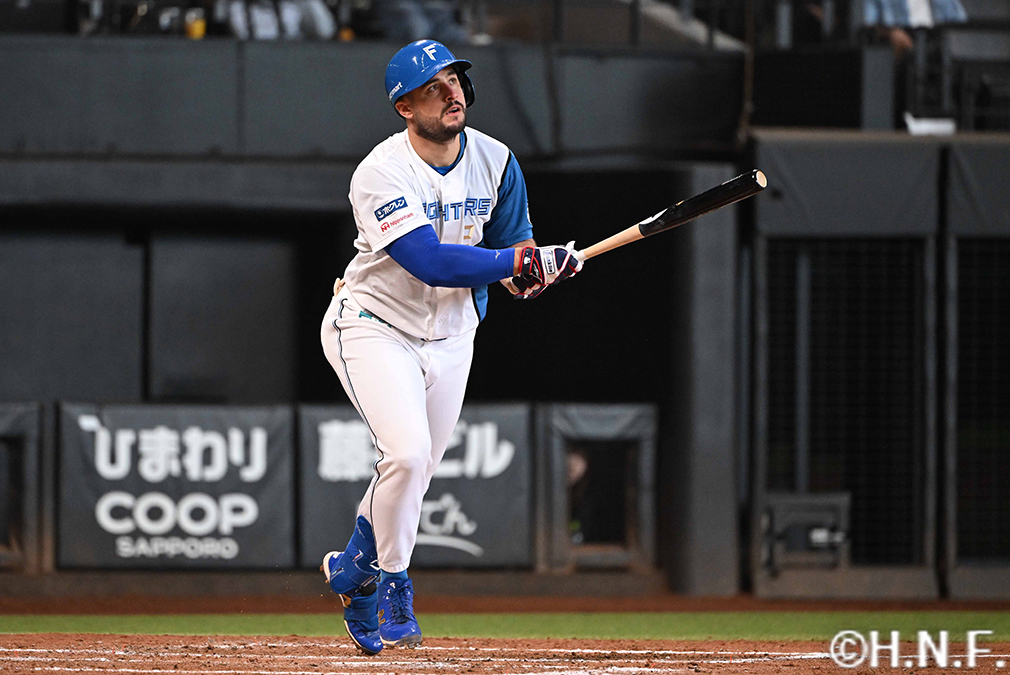 3回裏、ライトへ適時三塁打を放つマルティネス選手02