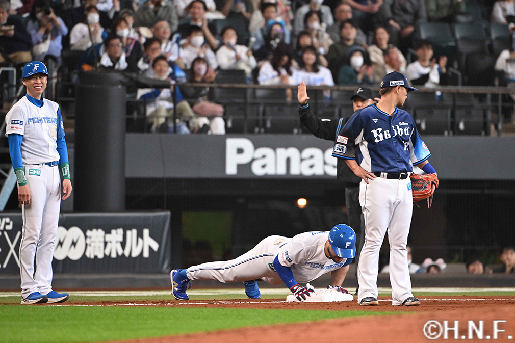 3回裏、ライトへ適時三塁打を放つマルティネス選手03