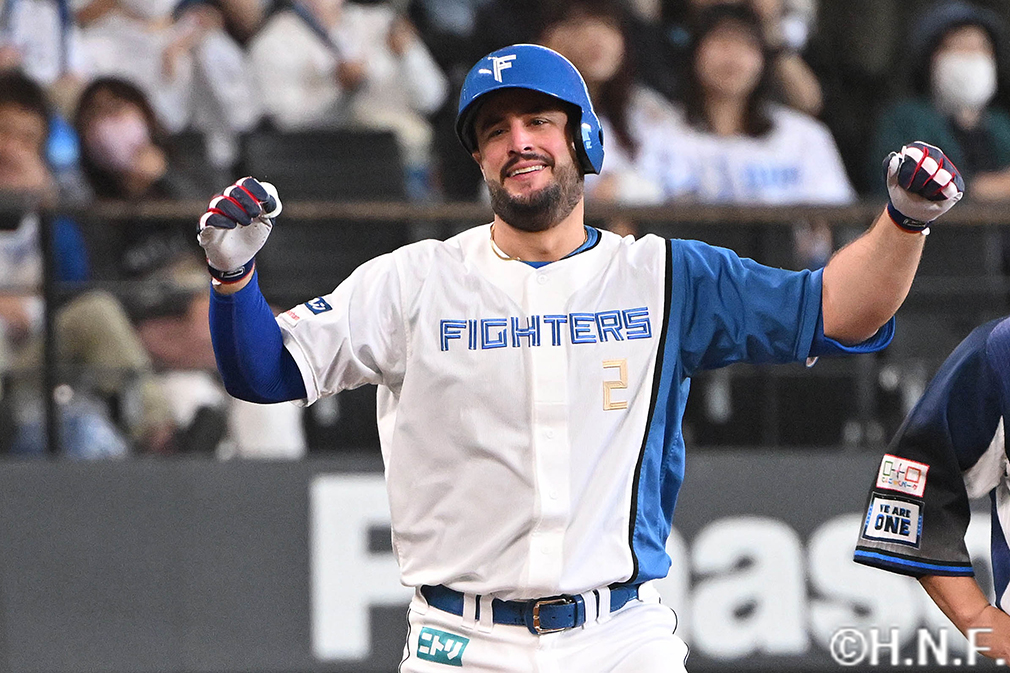 3回裏、ライトへ適時三塁打を放つマルティネス選手04