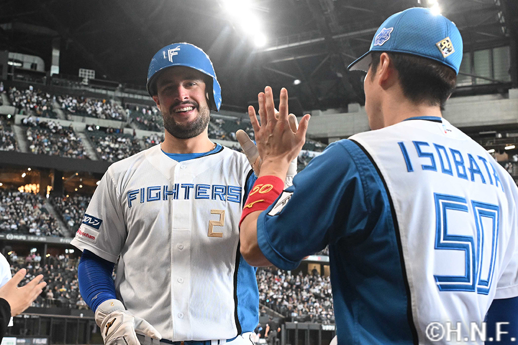 3回裏、暴投の間に生還したマルティネス選手