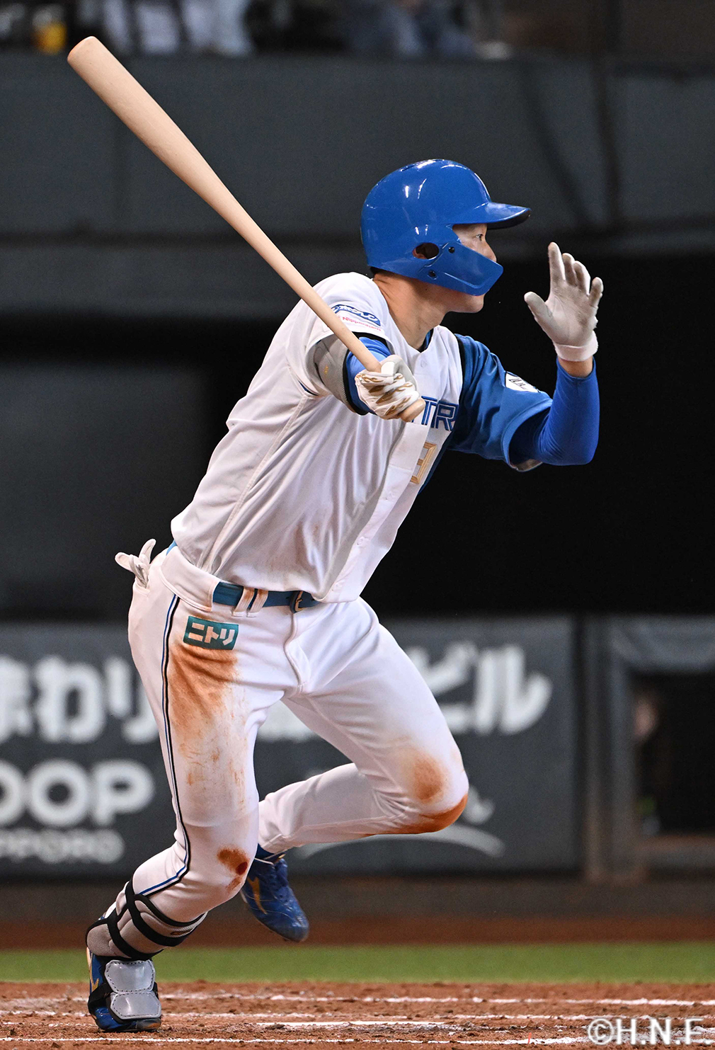 3回裏、センターへヒットを放つ石井選手