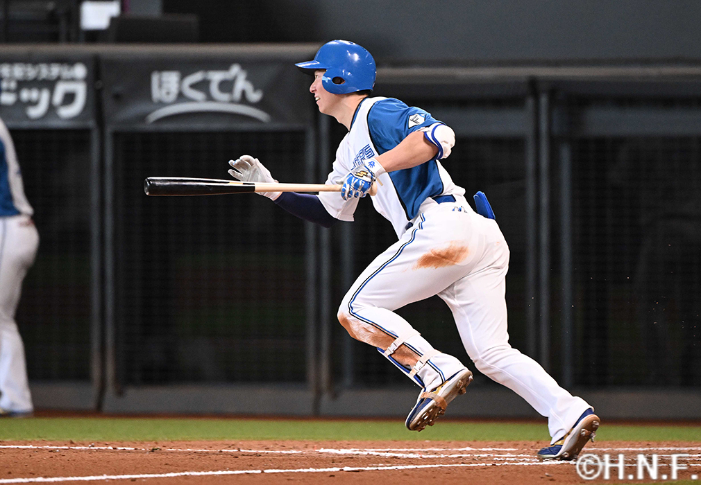 8回裏、ライトへヒットを放つ松本剛選手