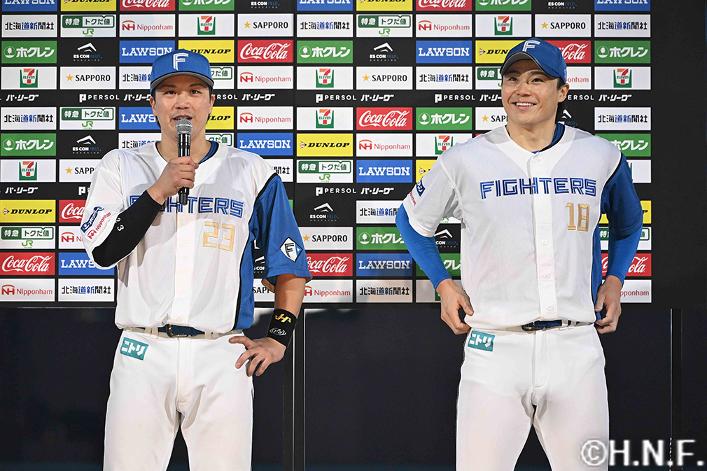 ヒーローの山崎福投手、伏見選手01