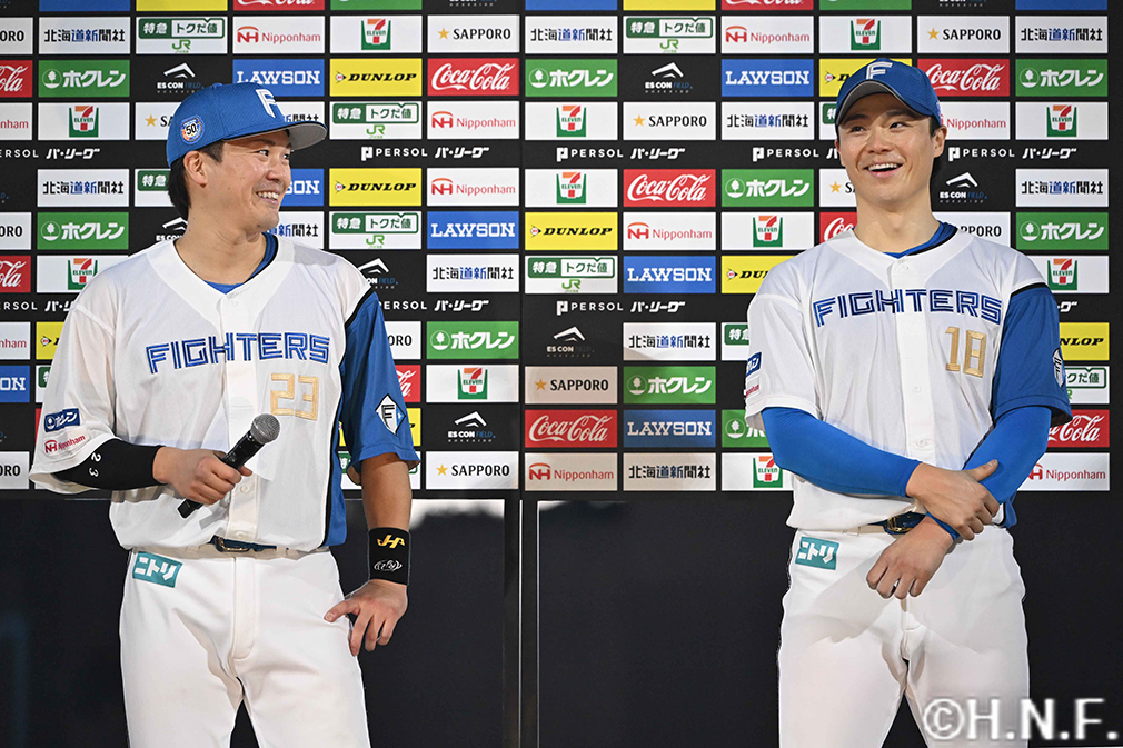 ヒーローの山崎福投手、伏見選手02