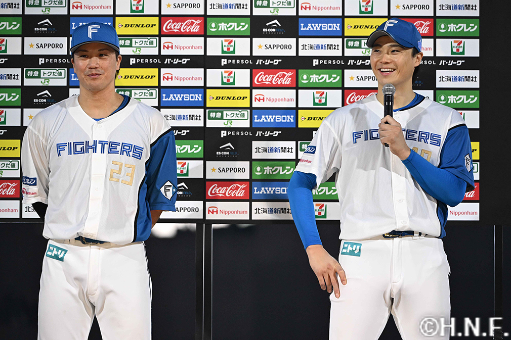 ヒーローの山崎福投手、伏見選手03