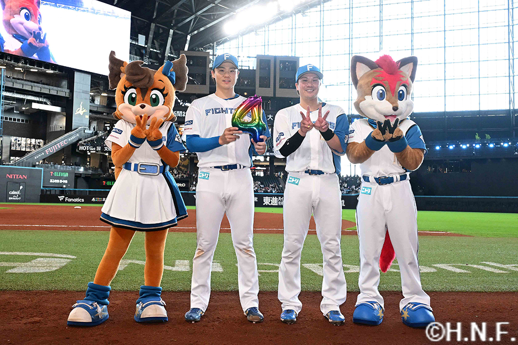 ヒーローの山崎福投手、伏見選手04